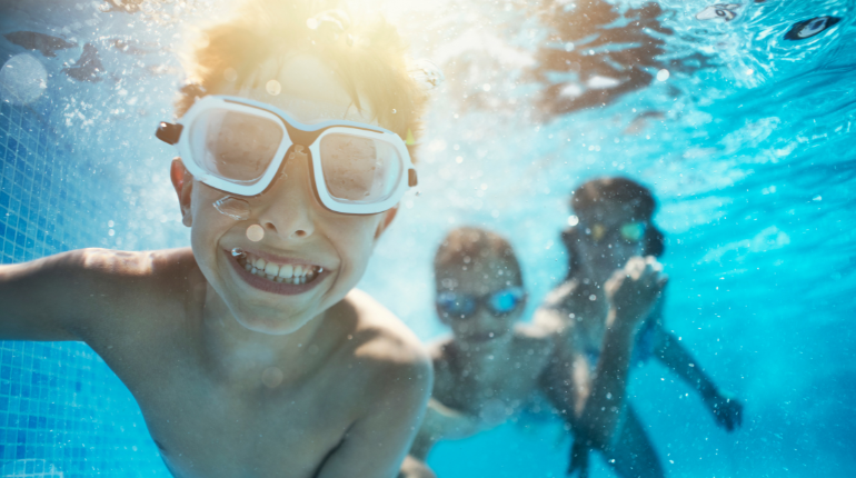 10 conseils pour encourager vos enfants à venir se baigner dans votre piscine