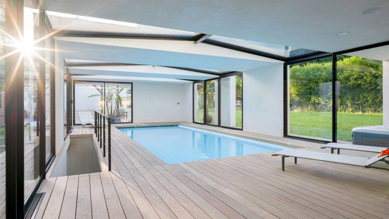 Piscine intérieure : 8 avantages à avoir une