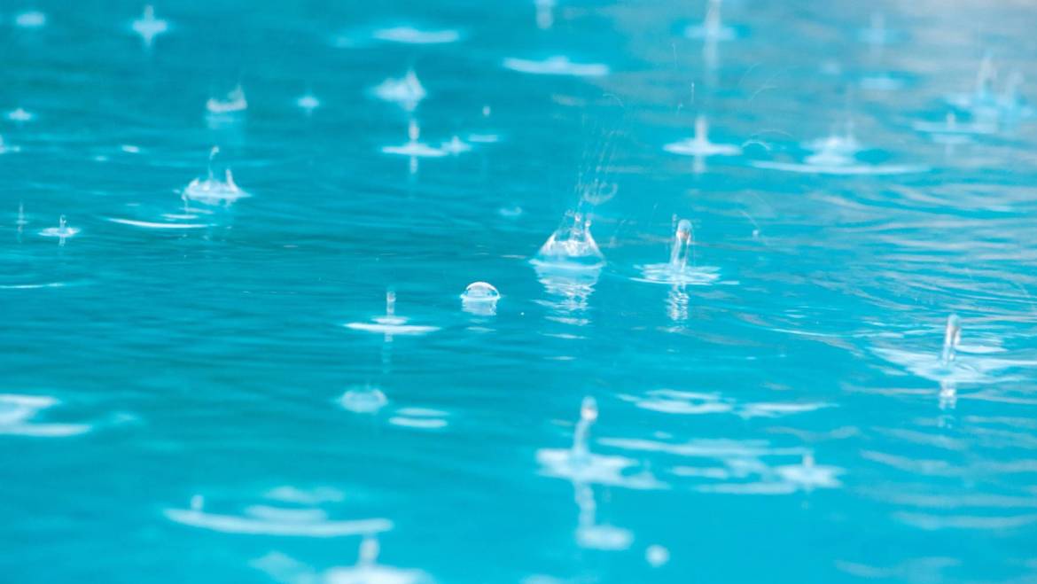 Comment la pluie affecte l’eau d’une piscine
