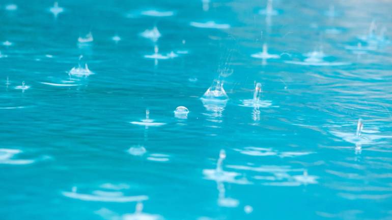 Comment la pluie affecte l’eau d’une piscine