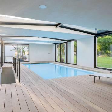 Piscine intérieure : 8 avantages à avoir une